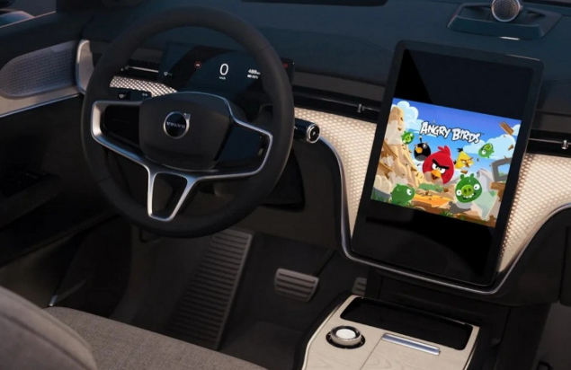 Avtomobillərin ekranında oyun oynamaq dövrü başlayır