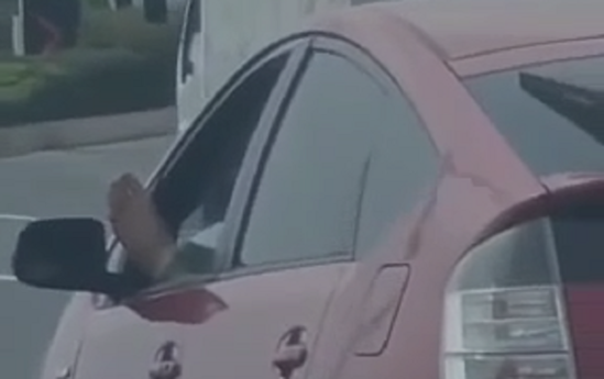 Ayağını çölə çıxardaraq maşın sürən şəxs həbs edildi - VİDEO