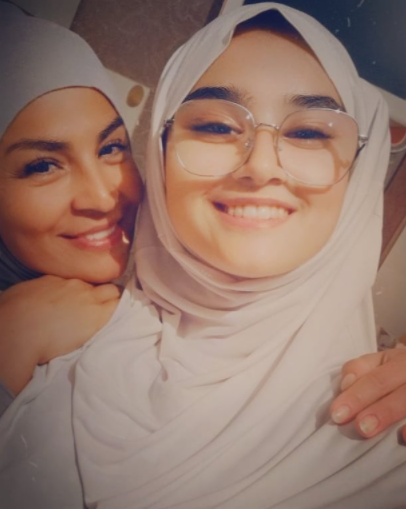 Azərbaycanlı məşhur müğənni qızı ilə birgə hicaba keçdi? - Bu görüntüləri təəccübləndirdi - FOTO