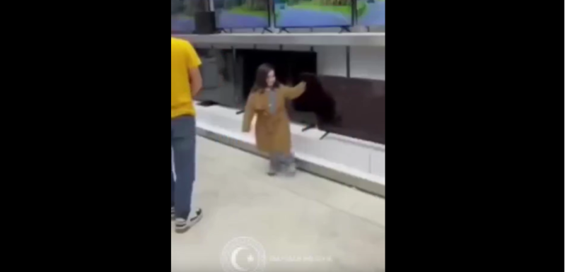 Məişət avadanlığı mağazasında uşaq təsadüfən televizoru sındırdı, atanın reaksiyası təqdir topladı - VİDEO