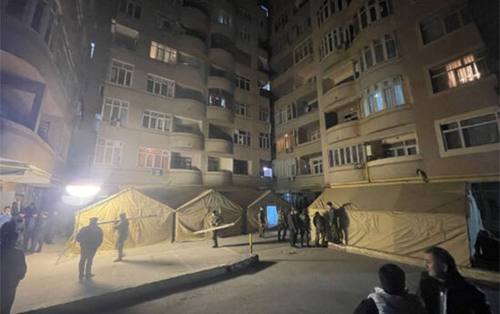 Partlayış olan binanın sakinləri üçün çadırlar quruldu - Fotolar + Video