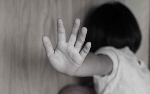 8 yaşlı qızını cinsi istismara sövq etmişdi - Ana və iki kişiyə ağır cəza verildi