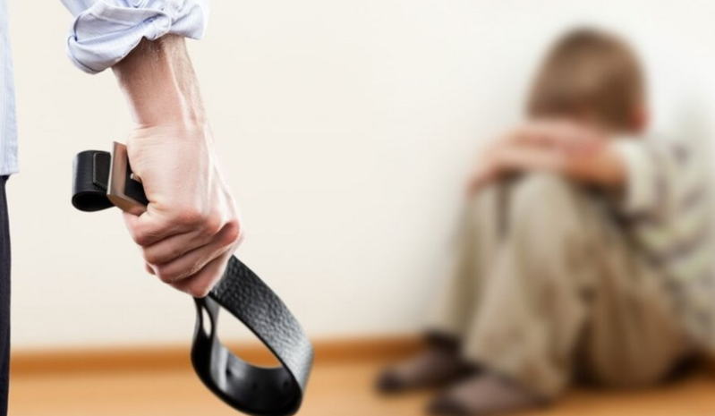 Azyaşlılara fiziki şiddət göstərən valideyinləri hansı cəza gözləyir? - AÇIQLAMA