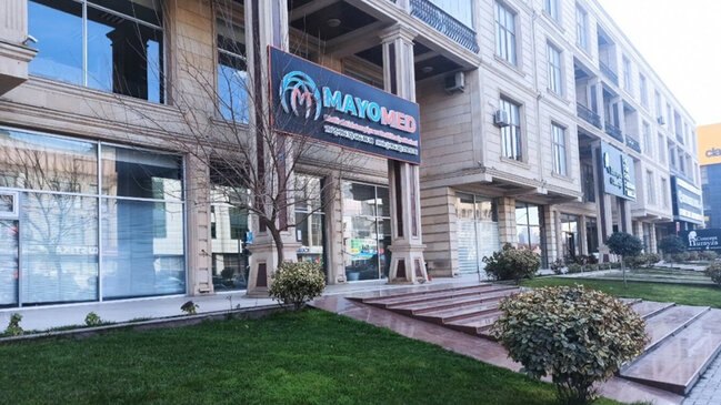 Bakıda klinikada qalmaqal: Fəaliyyəti qadağan edilmiş cərrah pasiyent qəbul edir? (VİDEO)