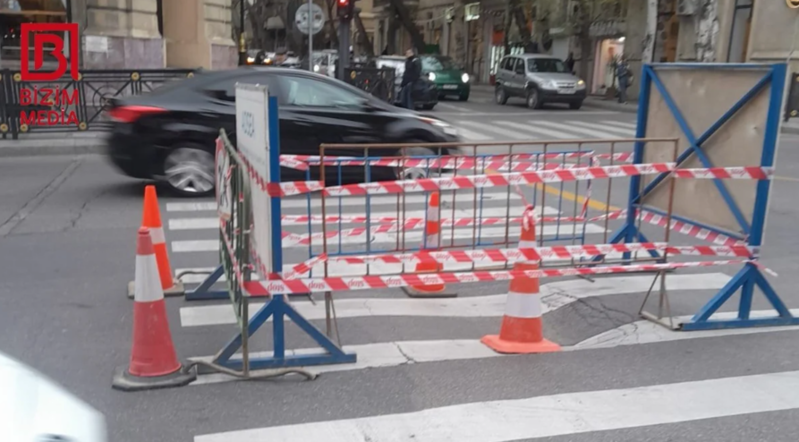 Bakının mərkəzində yol çökdü - FOTO