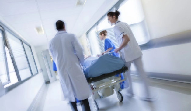 Xəstəxanaya aparılan qadın HƏYATINI İTİRDİ