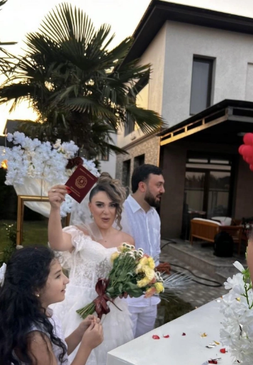 AzTV-nin aparıcısı meyxanaçı ilə ailə qurdu