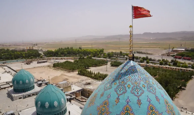 İranda qırmızı "qisas bayrağı" qaldırıldı