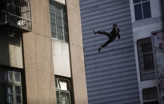 Oteldə İNTİHAR: müştəri özünü binadan atdı