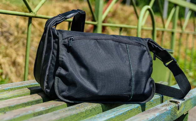 London merinin mühafizəçisi silah dolu çantanı küçədə unudub