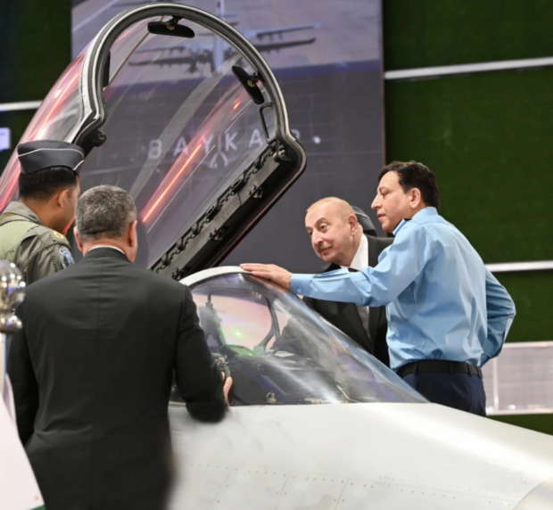 İlham Əliyev İslamabadda hərbi sərgi ilə tanış olub