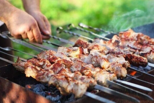Göyçayda istirahət mərkəzində müştəri kababı bəyənmədi: Ofisiantı DÖYDÜ