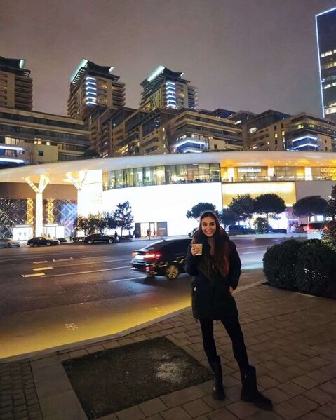 Leyla Əliyeva skuterlə bulvarı gəzdi