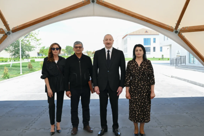 İlham Əliyev və Mehriban Əliyeva Şükürbəyli kəndinə köçən sakinlərlə görüşüblər - FOTO