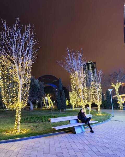 Leyla Əliyeva skuterlə bulvarı gəzdi