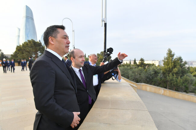 Qırğızıstan Prezidenti Şəhidlər xiyabanını ziyarət etdi - Fotolar