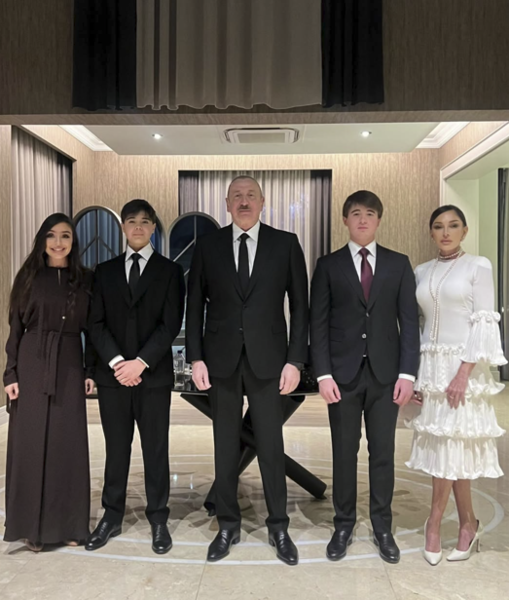 Prezident ailə üzvləri ilə Antalyada - Fotolar