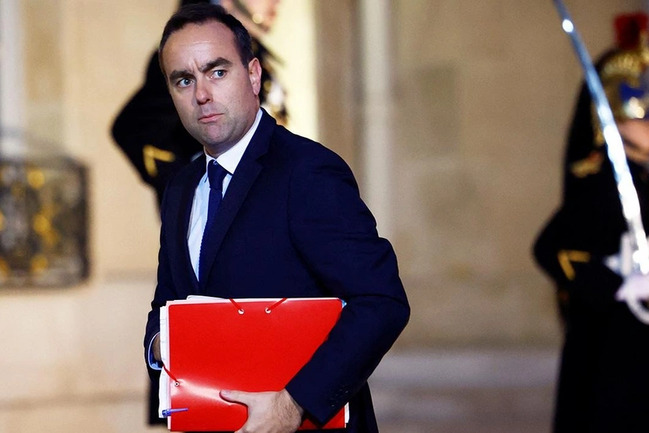 Fransanın müxalifət nümayəndəsi: Etirazlar Makronun istefası ilə nəticələnməlidir