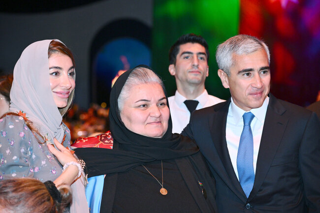 Prezidentin qızları Zəfəri şəhid anaları ilə qeyd etdi - Fotolar