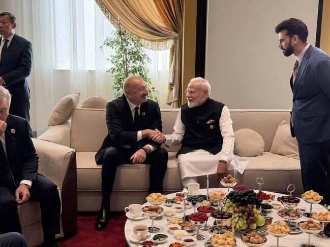 İlham Əliyev Bişkekdə Narendra Modi ilə söhbət etdi - FOTO