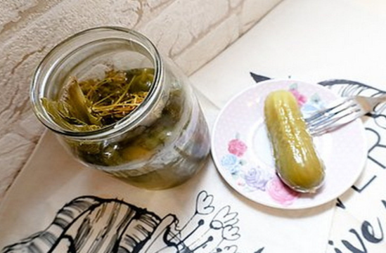 Bir banka xiyar turşusu ilə döyüşdən yayındı