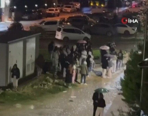 Türkiyədə güclü zəlzələ oldu - Fotolar