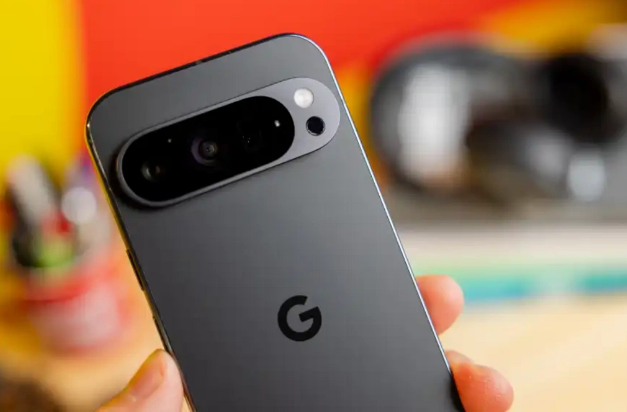 "Google" rəqiblərini qabaqlamaq üçün smartfonu ilə bağlı ənənəni pozur