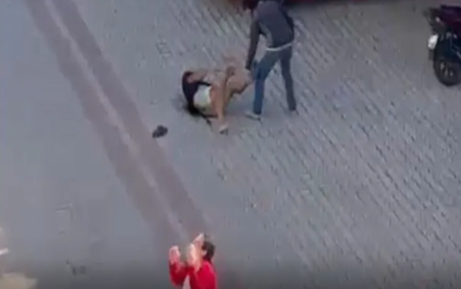 Anasının sevgilisini küçədə öldürdü - 22 bıçaq zərbəsi