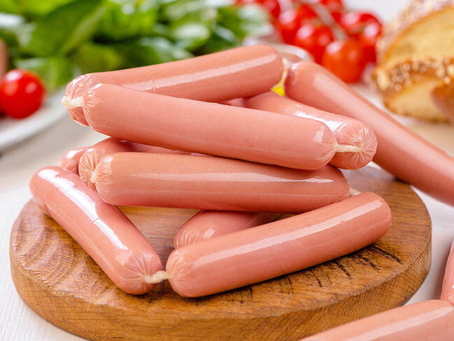 Şok görüntülər… Hansı şirkət sosiskalarını toyuq sümüyüklərində hazırlayır?-Video