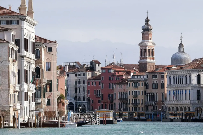 Dünyanın ən varlı adamı bu şəhərdə özünə toy edəcək - Tramp və Bill Qeyts də dəvətlidir