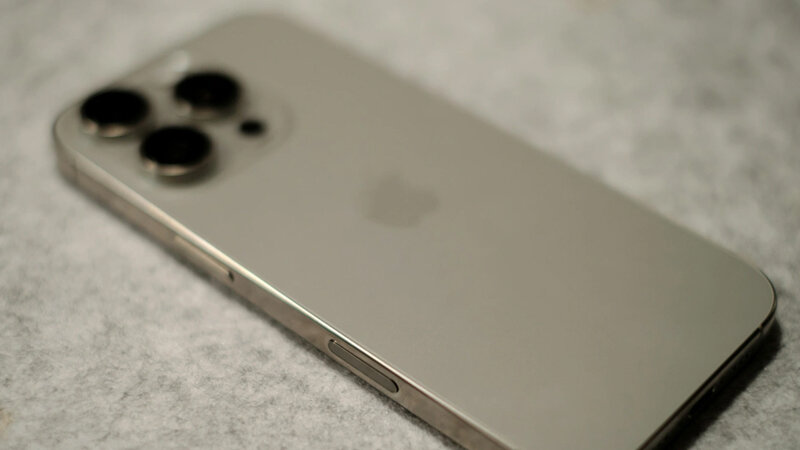 Telefon mağazasından 1800 manatlıq "iPhone" oğurlandı