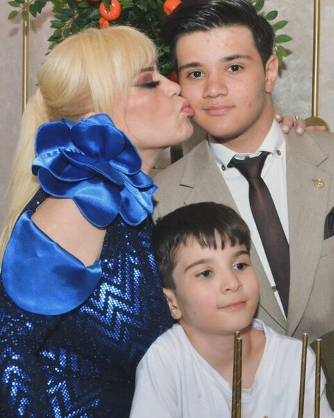 Mətanət İsgəndərli nəvələri ilə - Fotolar