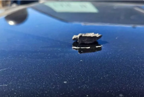 ABŞ-da vitse-prezidentin maşınına mərmi düşdü