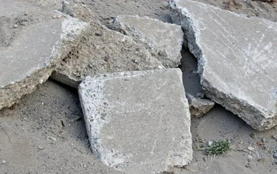 Bakının mərkəzində qızın başına beton parçası düşdü