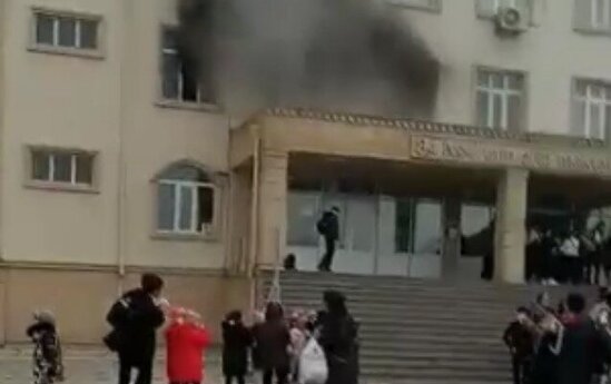 Bakıda məktəbdə yanğın oldu: Şagirdlər belə qaçdı - ANBAAN VİDEO