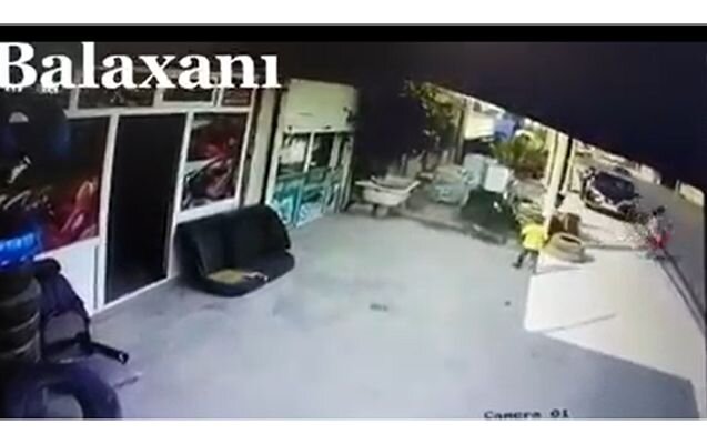 Ərindən qaçan qadınla övladını maşın vurdu: Uşaq öldü - VİDEO