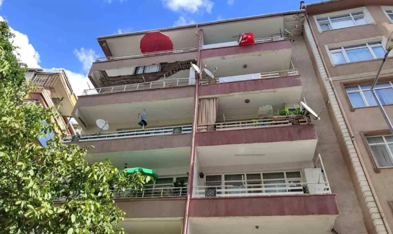 5 mərtəbəli binanın 5-ci mərtəbəsinin eyvanı uçudu