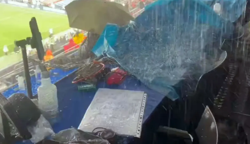 Dünyanın ən məşhur stadionu yağışdan sonra gölə döndü - VİDEO