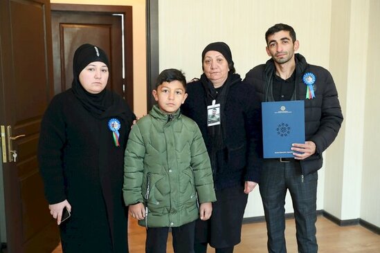 Əsirlikdən qayıdan Bayrama da ev verildi - Fotolar