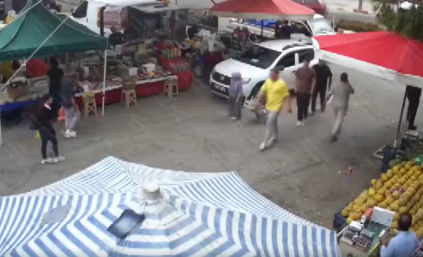 Bazar qalmaqalı: bələdiyyə əməkdaşına hücum etdi - VİDEO