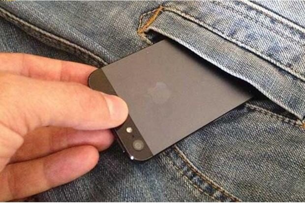 Metroda sərnişinin telefonunu oğurladı: Format edib özü işlətdi