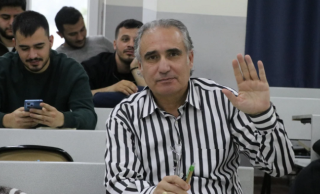 Türkiyədə təqaüddə olan 54 yaşlı polkovnik oğlu ilə eyni universitetdə oxuyur