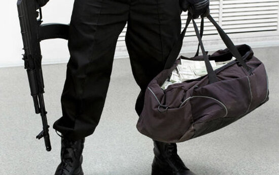 Azərbaycanda gömrük rəisinin evinə avtomatla basqın olub