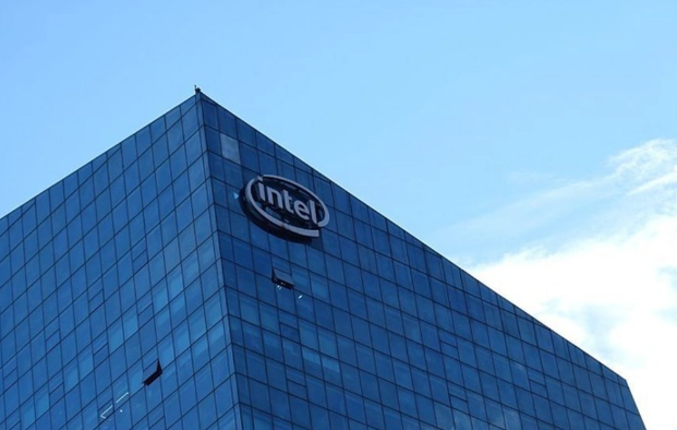 ABŞ "Intel" şirkətində pulsuz 10 faizlik paya sahib olub