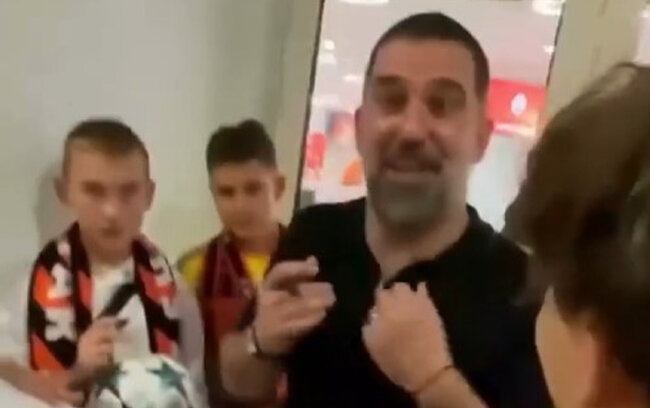 Arda Turan azyaşlı azarkeşə əsəbiləşdi - Video