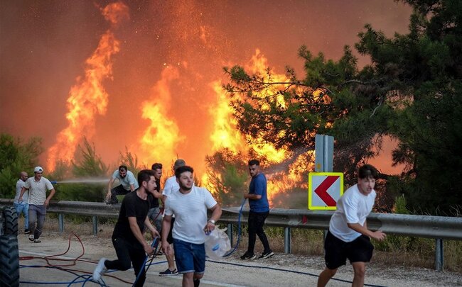 Türkiyədə meşə yanğını səbəbindən 2 minə yaxın insan təxliyə edilib