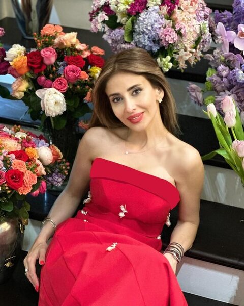 Ad günündə çiçək yağışına tutuldu - Fotolar