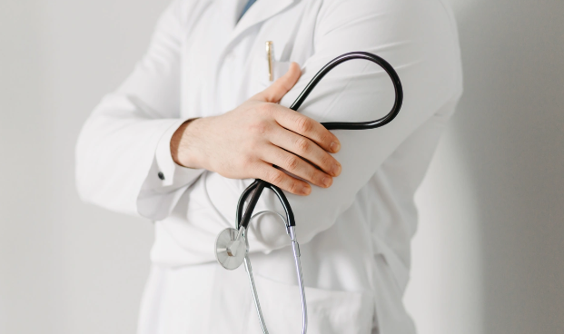 Həkim çatışmazlığı olan Azərbaycanda təhsil haqqı NİYƏ ARTIRILDI? - "Xaricdə oxumaq daha sərfəlidir"