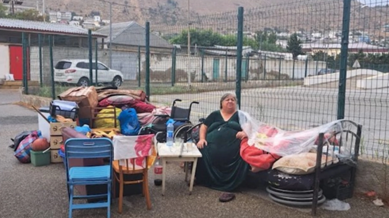 Kirayə pulunu ödəyə bilmədiyi üçün küçəyə atılan yaşlı qadın niyə sığınacağa yerləşdirilmir?