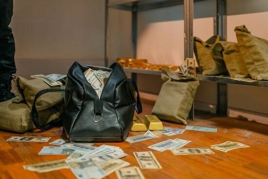 Bakıda evdən 110 min dollar pul oğurlanıb